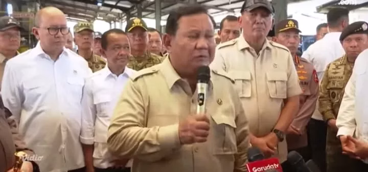 “Colekan Maut” Bahlil di Belakang Presiden Viral di Medsos